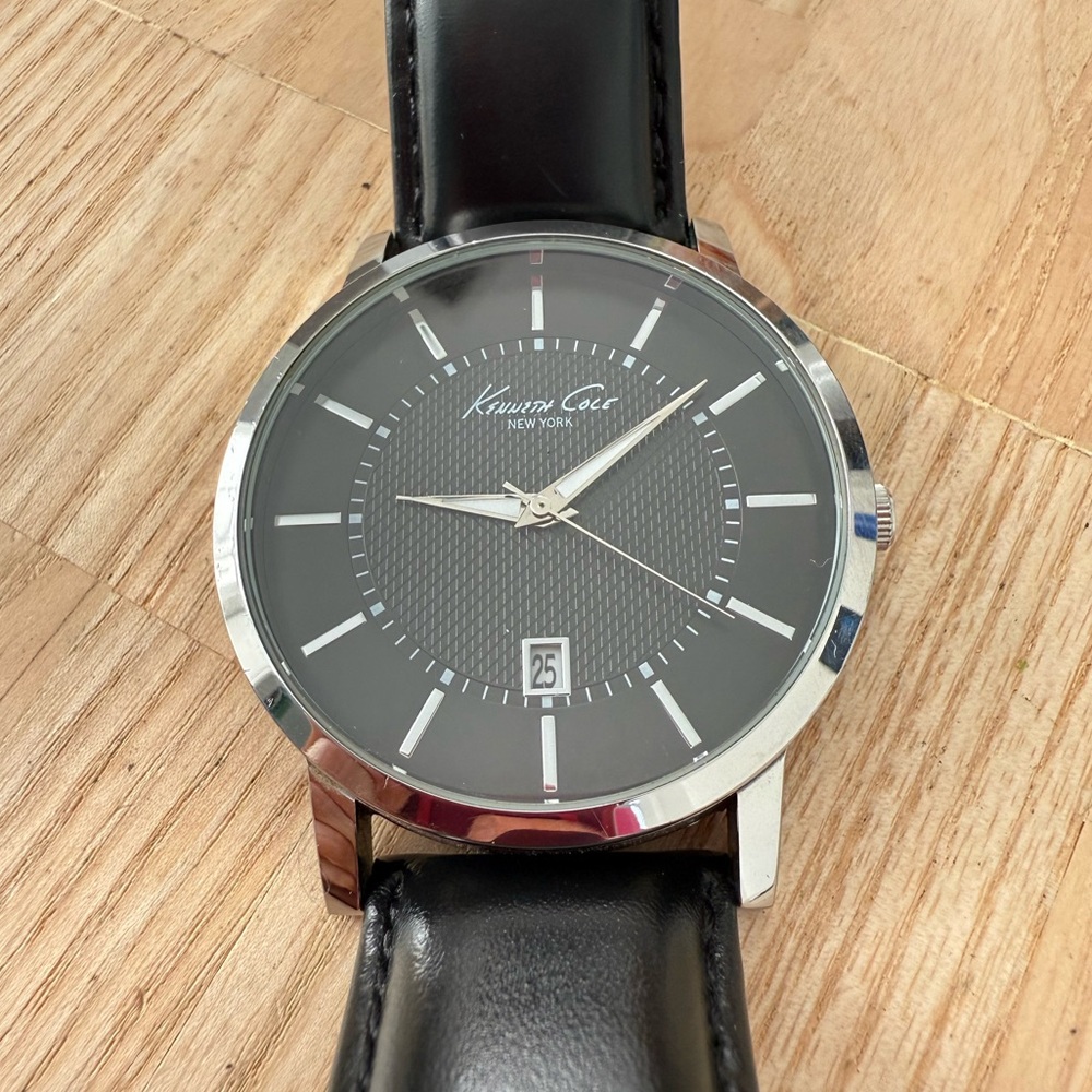 Kenneth Cole New York Men’s silver tone black leather watch NEW BATTERY